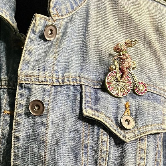 Sparkling Rhinestone Biker Bunny Brooch Cute Alloy Lapel Pin Pink & Red. NWOT - Picture 3 of 7